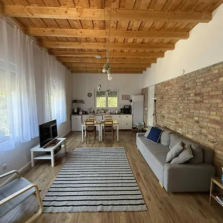 Voeroes Patak Apartmanhaz -red Creek Apartmant House Balatonfůzfő